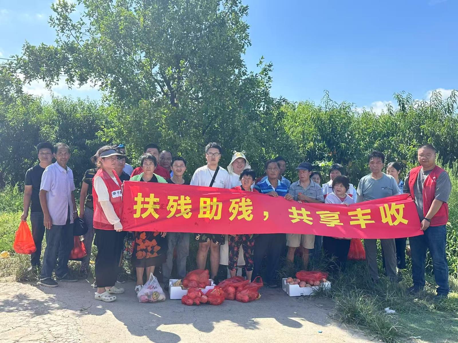 扶残助残   共享丰收——万石镇残联组织“残疾人之家”残疾人开展采摘活动.jpg