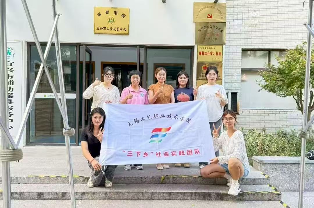无锡工艺学子用色彩点亮孤独症儿童的世界(1).jpg 无锡工艺学子用色彩点亮孤独症儿童的世界(1).jpg