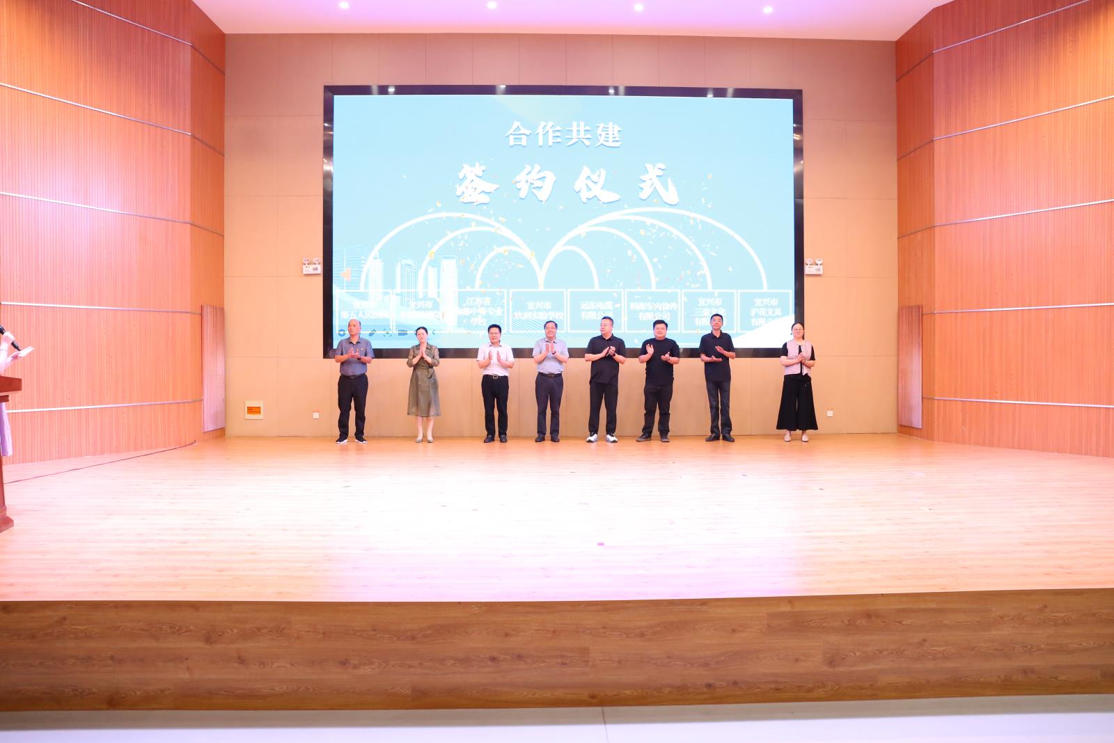 “点亮生命微光，共育成长未来”宜兴市氿润实验学校举行第三十六个全国助残日主题活动(1).JPG