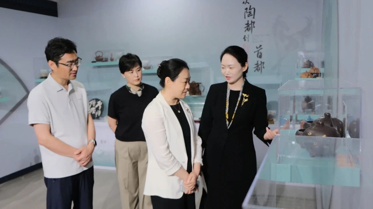 宜兴残疾人陶艺作品“从陶都到首都”故宫展开幕1.jpg 宜兴残疾人陶艺作品“从陶都到首都”故宫展开幕1.jpg