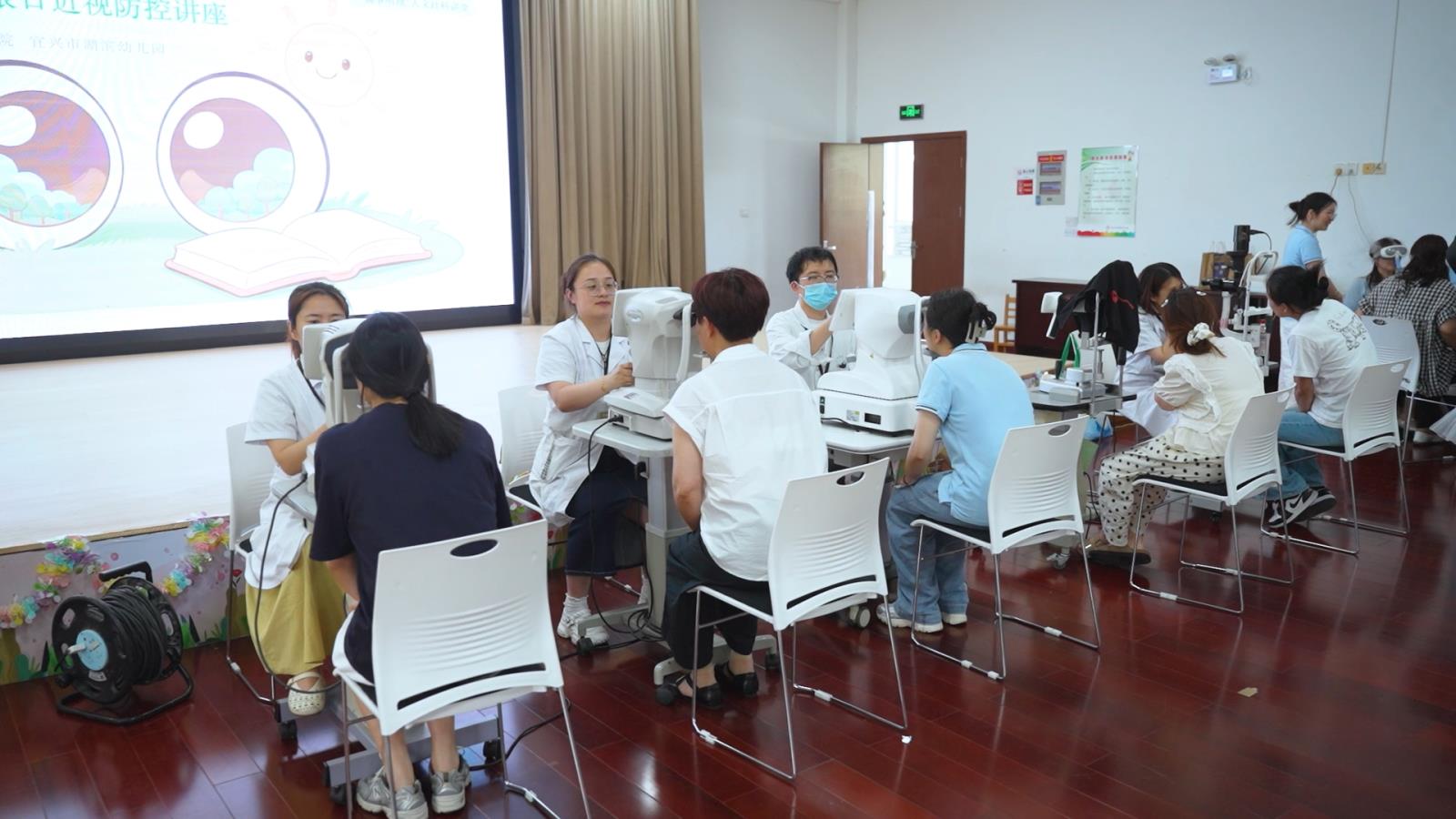 宜兴市残联开展全国爱眼日公益活动.jpg 宜兴市残联开展全国爱眼日公益活动.jpg